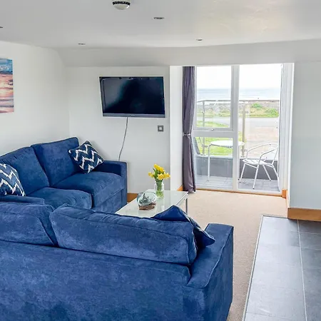 Waves Guest Suites Castel Exterior photo