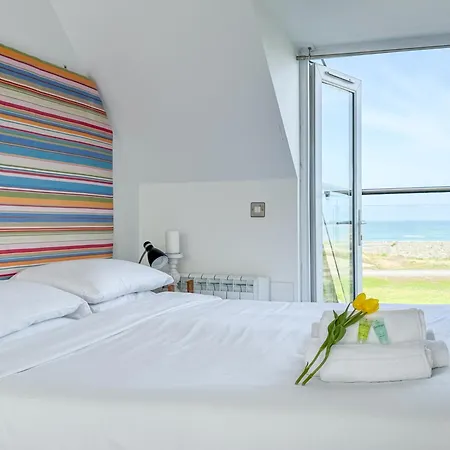 Waves Guest Suites Castel Exterior photo