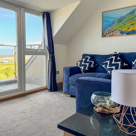 Waves Guest Suites Castel Exterior photo