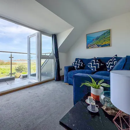 Waves Guest Suites Castel Exterior photo