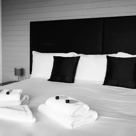 Waves Guest Suites Castel Exterior photo
