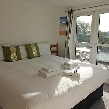 Waves Guest Suites Castel Exterior photo