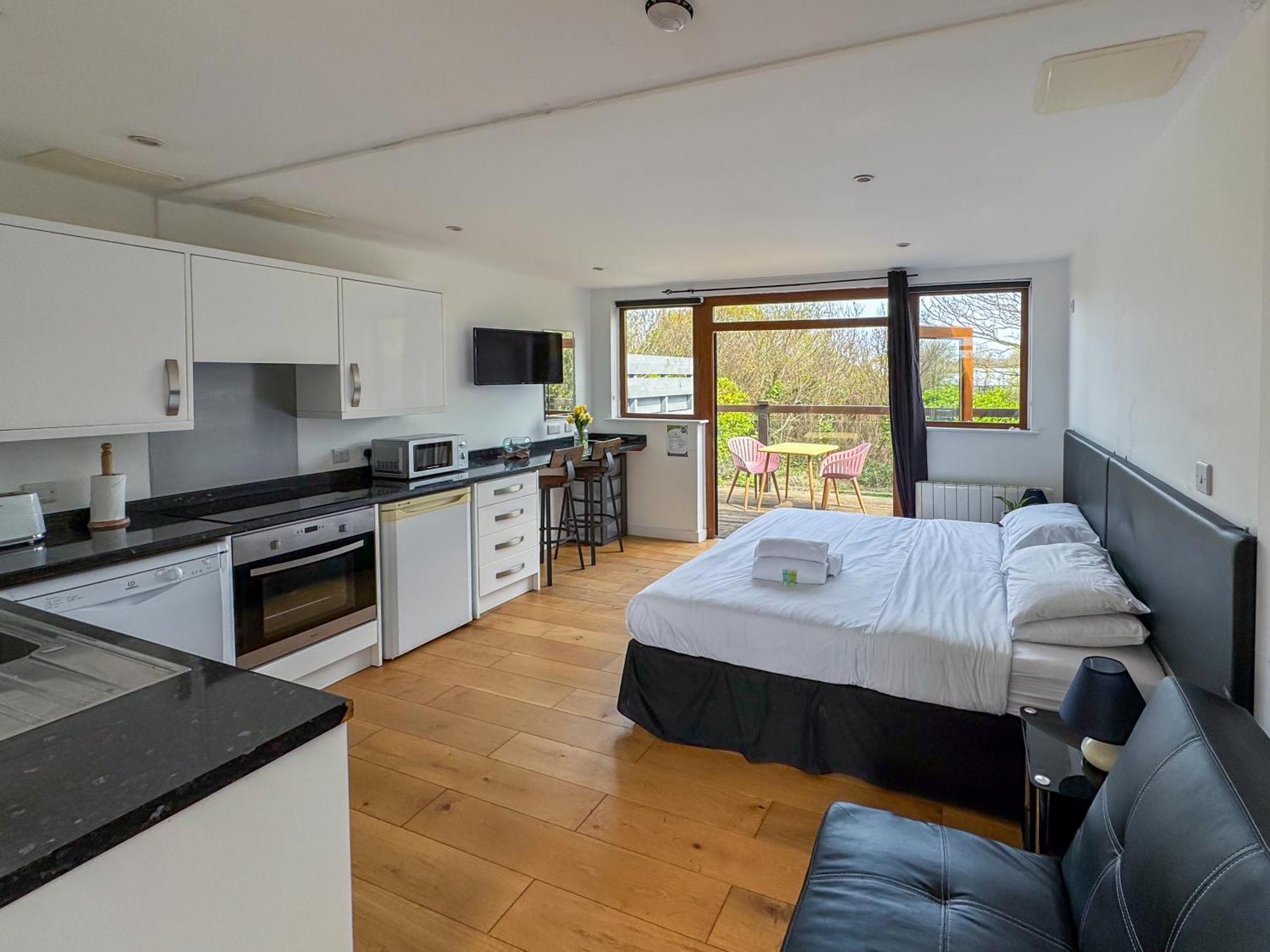 Waves Guest Apartment Castel